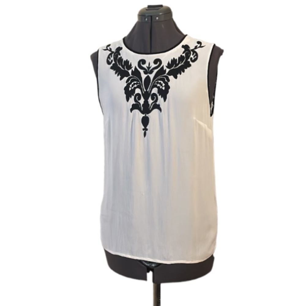 2/$30 Sandra Angelozzi White Sleeveless Embroidered Top Size Medium